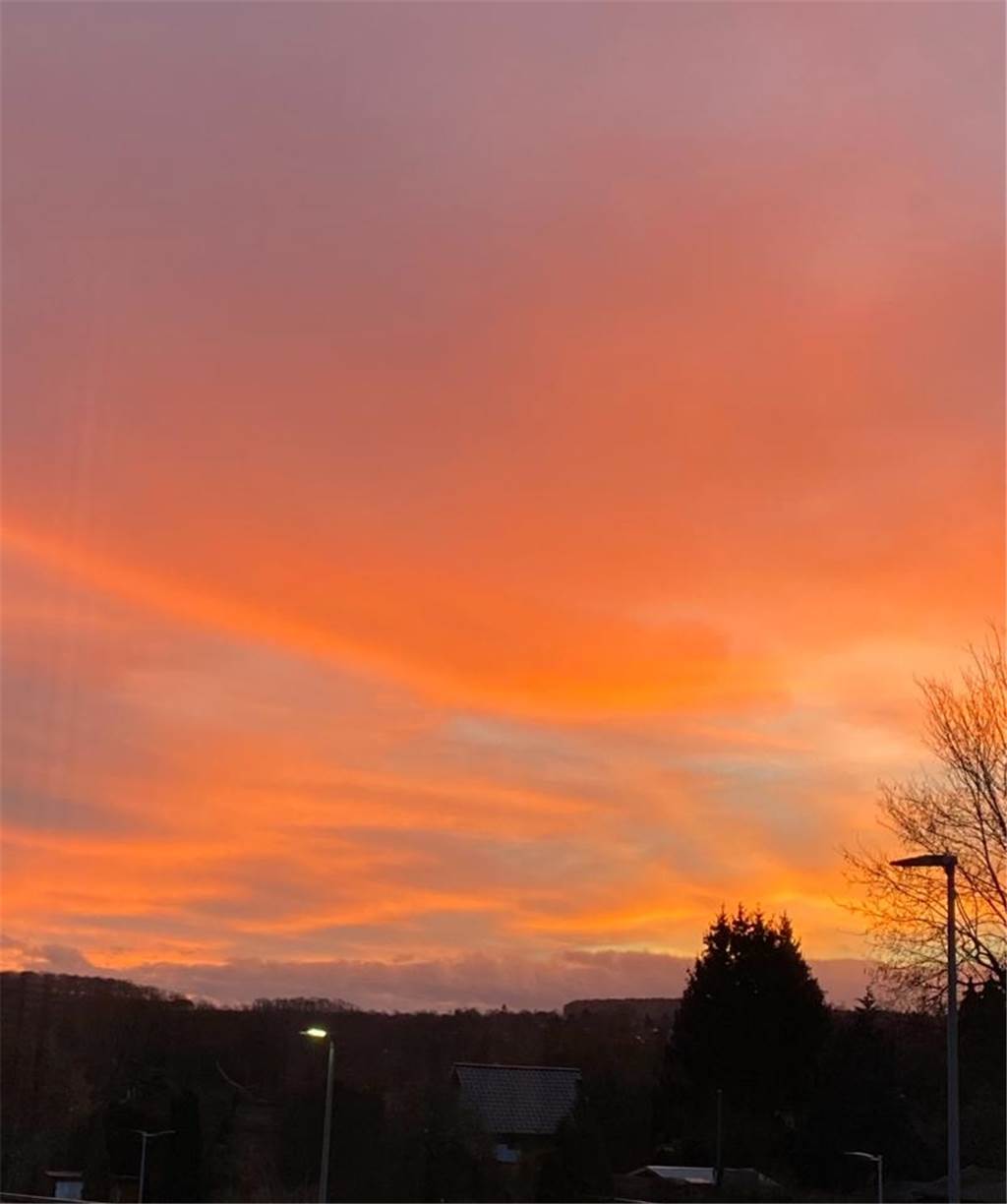 Blaue Stunde über St. Viktor: ... und ein dramatischer Sonnenuntergang Roter Himmel über Schwerte.