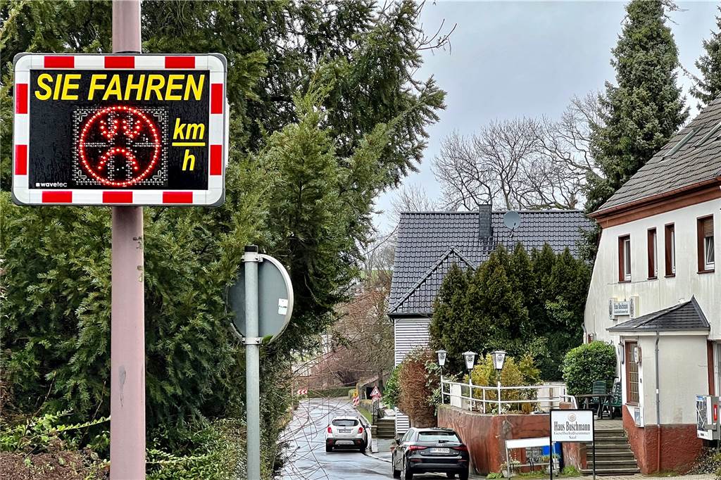 Smileys statt Blitzer: Wie ein Dorf aus dem Kreis Unna gegen Raser kämpft Roter, trauriger Smiley an der Altendorfer Straße in Billmerich.