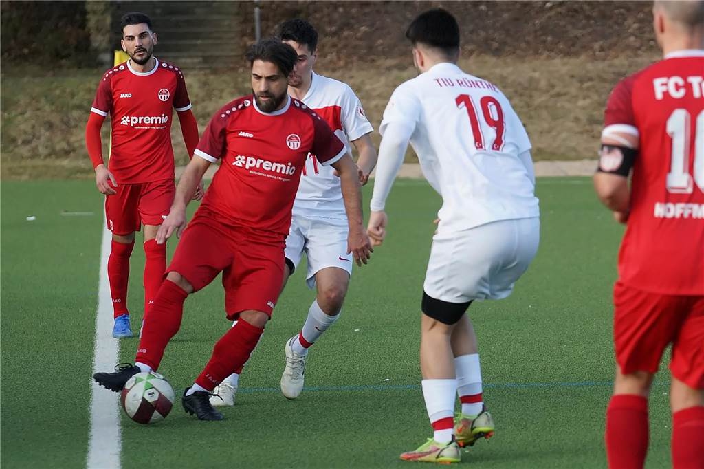 Routinier Ahmet Keske (am Ball) traf zum zwischenzeitlichen 4:0 für den FC TuRa  Bergkamen. 