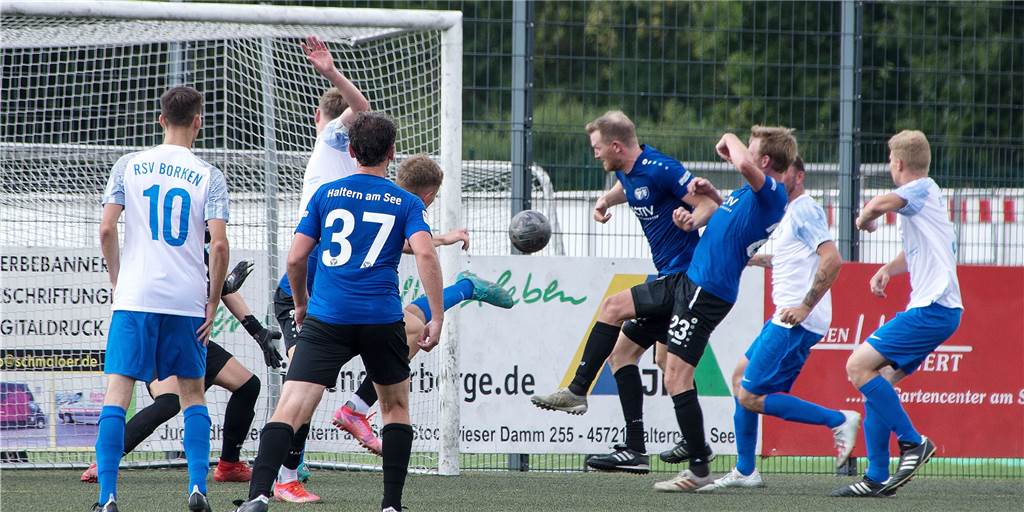 Mit vielen „Oldies“: TuS Haltern verdient sich Punkt zum Bezirksliga-Auftakt Routinier Marian Göcke (4.v.r.), der schon in der Vorsaison einige Male aushalf, erzielt die 2:1-Führung für den TuS Haltern am See. 35 Minuten später kassiert der Bezirksligist aber noch den Ausgleich.