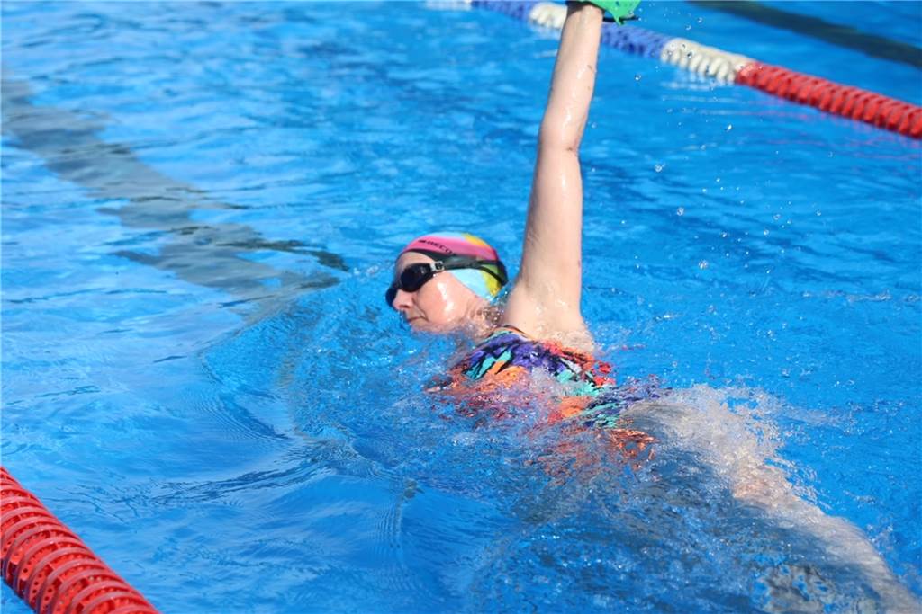 Um Geld zu sparen: Sollen Dortmunds Freibäder bei schlechtem Wetter schließen? Routiniert zieht Silke Vastag zwei- bis dreimal wöchentlich ihre Bahnen im Freibad Wellinghofen.