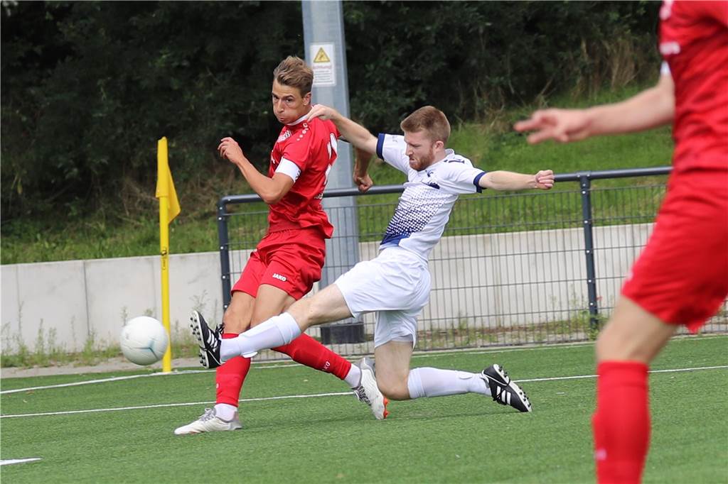 Rouven Maly (l.), hier am ersten Spieltag gegen den SV Hochlar, wollte von sich aus mehr Verantwortung übernehmen. Der 21-Jährige wurde zum dritten Kapitän gewählt – und trug die Binde auch in den ersten vier Pflichtspielen.