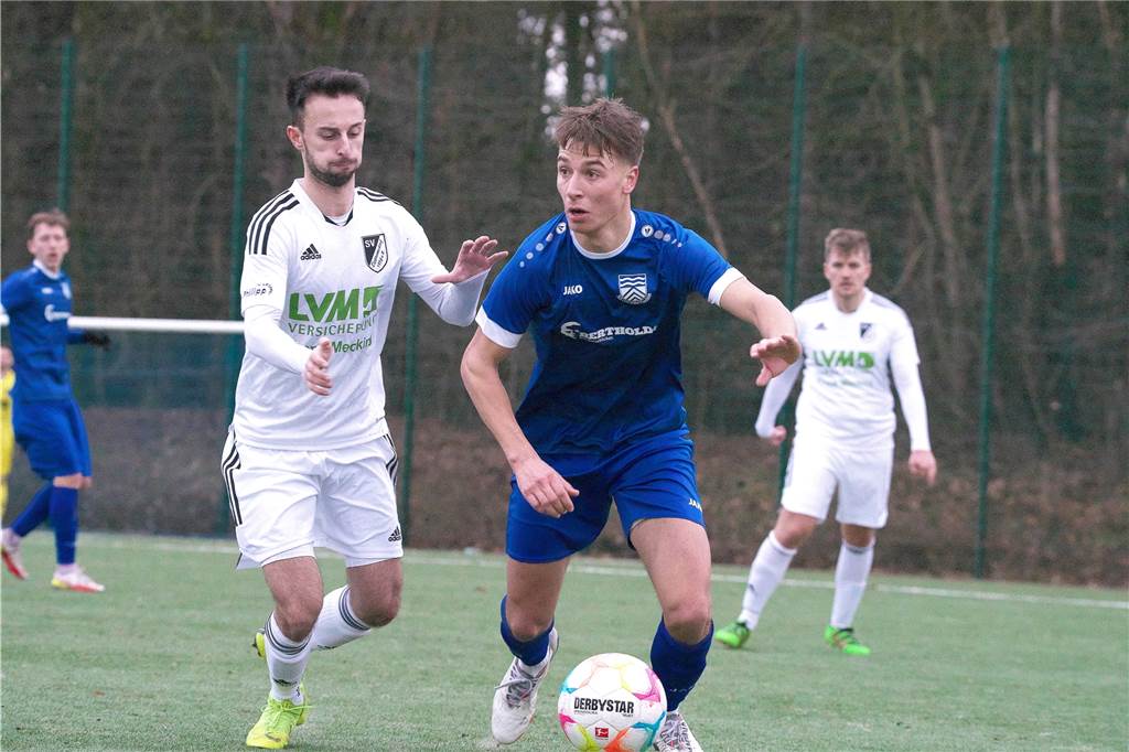 Lippramsdorfer Freude über Derby-Sieg in Flaesheim getrübt Rouven Maly (r.), hier gegen Giacomo Lopez Fernandez, erzielte das zwischenzeitliche 1:2 für Concordia Flaesheim, ehe der SV Lippramsdorf noch mal mit zwei Toren nachlegte.