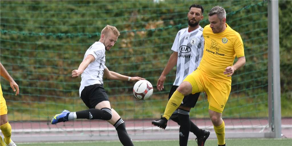 Ex-Oberliga-Goalgetter schenkt SG Castrop entscheidendes Tor ein Roy Breilmann (bei Schuss) und die SG Castrop unterlagen dem FC 96 Recklinghausen mit 1:2.