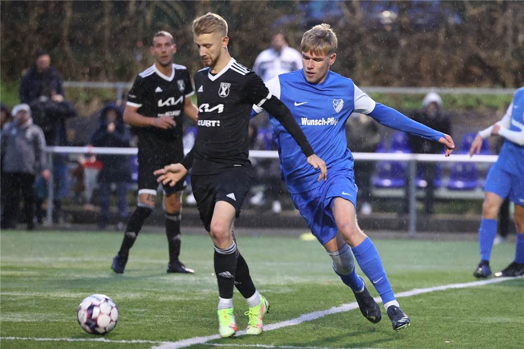 FC Frohlinde gegen SG Castrop: Derbysieger-Rufe nach Fünf-Tore-Duell Roy Breilmann (l) traf zum 1:0 für die SG Castrop in Frohlinde.