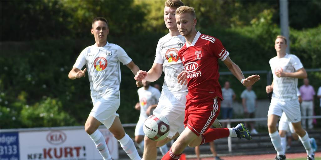 Im Video: Castrops Coach Westphal und Altenbochums Krampe haben Meinung zum Saisonauftakt Roy Breilmann (vorn) erzielte den zwischenzeitlichen 1:1-Ausgleich für die SG Castrop.