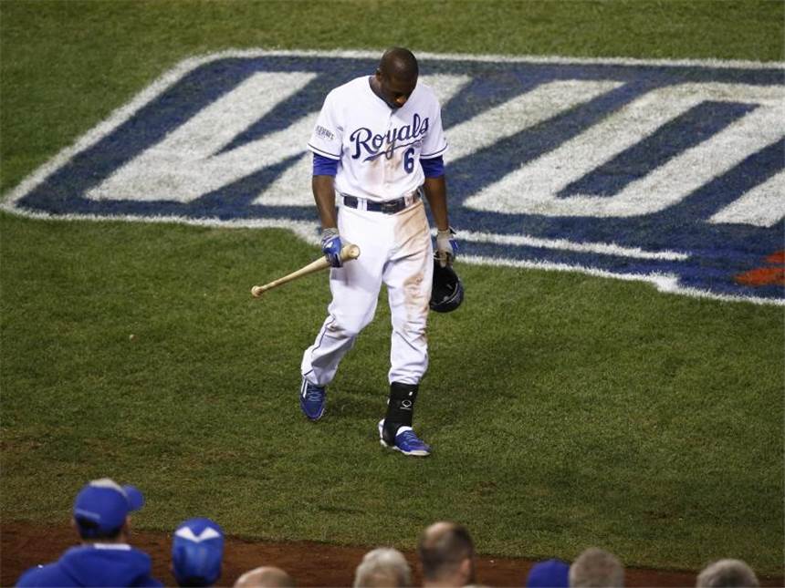 Aus der Luft gefangen: Giants gewinnen World Series Royals-Profi Lorenzo Cain verlässt nach einem Strike-Out bedröppelt das Feld. Foto: Tannen Maury