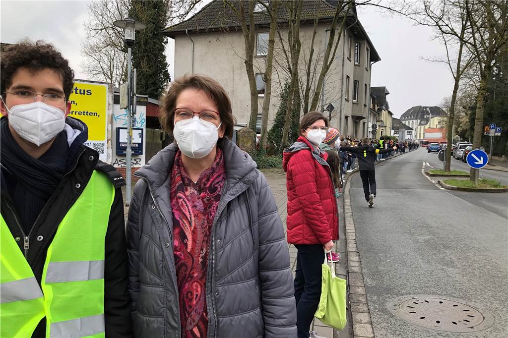 „Was gerade passiert, bewegt sie wirklich“: Schwerter Schüler bilden Menschenkette für den Frieden RTG-Schulleiterin Bärbel Eschmann und Schülervertreter Samuel Khadra