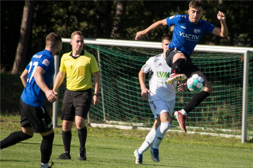 Weiterer Neuzugang für BW Alstedde Ruben Schulz nimmt einen Ball artistisch aus der Luft an.