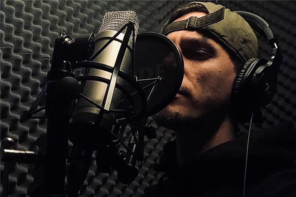 Kuriosität in Kreisliga B: Rapper und Lehrer Ruben Uhlich mit irrtümlichen fünfer Pack Ruben Uhlich im Studio. In seiner Freizeit rappt er unter dem Namen Trair.