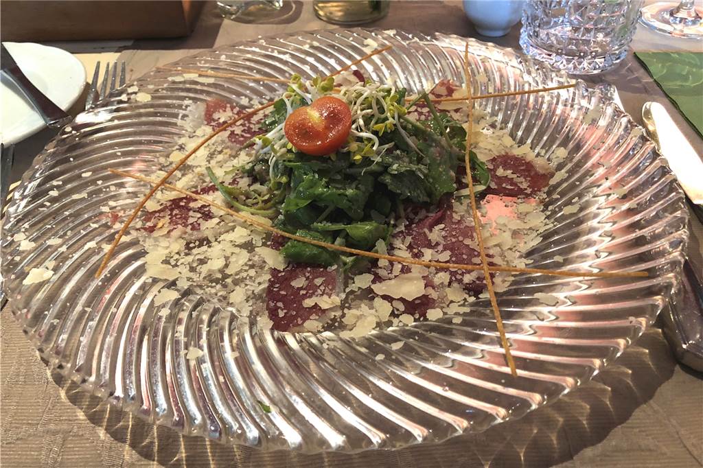 Ruccolasalat mit gehobeltem Parmesan, Himbeervinaigrette und Tranchen von geräucherter Entenbrust