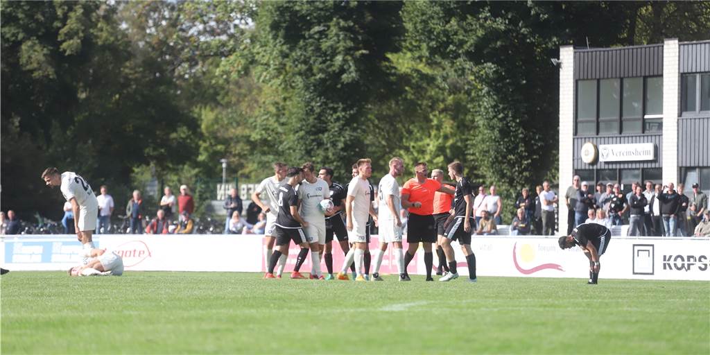 Ticker zum Nachlesen: Drei Tore beim Westfalenliga-Derby zwischen Haltern und Sinsen Rudelbildung in Halbzeit eins: Ein Foul von Sinsens Alex Zuk an Halterns Nils Fabisiak erhitzte die Gemüter beim Westfalenliga-Derby.
