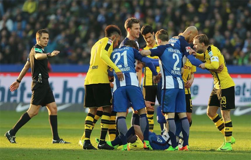 Herthas Mitchell Weiser wehrt sich gegen Shitstorm Rudelbildung nach dem Foul von Dortmunds Ousmane Dembele an Mitchell Weiser (liegend).