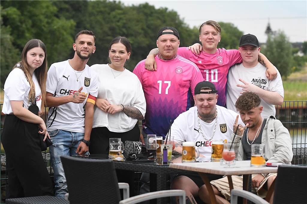 Fußballfans im Riad beim Rudelgucken
