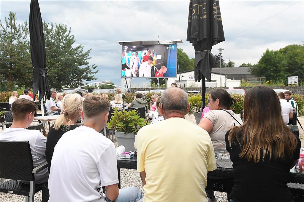 Rudelgucken im Riad an der Wartburgstraße: Auf einer zwölf Quadratmeter großen Leinwand verfolgten die Fans das Deutschland-Spiel im Sommergarten.