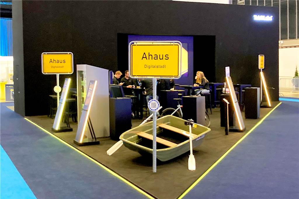 Digitalstadt Ahaus: Kleine "Ahaus-Show" kommt in Berlin gut an Ruderboot, Spieleschrank, E-Bike-Verleih, Stadtgutschein, verschiedene Gastro-Angebote – mit einer Reihe digitaler Angebote aus und um Ahaus hat sich das AMT auf der Messe in Berlin präsentiert. In Kooperation mit den Tobit.Labs sorgte auch der Messestand für einige Aufmerksamkeit.
