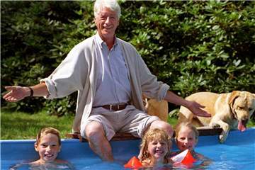 Rudi Carrell und seine drei Enkelkinder im Jahr 1998. Foto: Ulrich Perrey