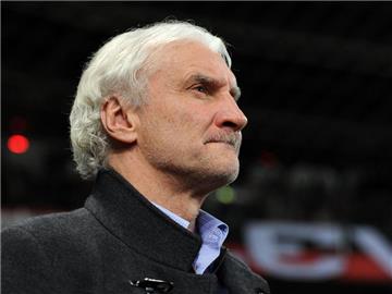 Rudi Völler hält weiter an Trainer Roger Schmidt fest. Foto: Guido Kirchner