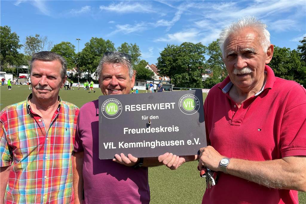 Rudi Weber, Peter Tauschensky und Gerhard Wegener (v.l.) vom Freundeskreis VfL Kemminghausen erinnern mit einem Gedächtnisturnier an ihren alten Kumpel Arno Schreer