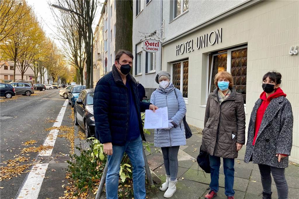 Parkplatz-Not durch Fahrradstraße - Anwohner fordern Gesamtkonzept Rudolf Bleiling, Doris Wenker, Christel Meyerkoort und Senay Sahin fordern mit einer Unterschriftensammlung ein Gesamtkonzept zum Parken im Kaiserstraßen-Viertel.