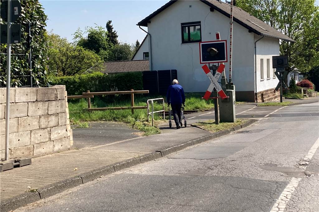 Plötzliche Sperrung der kleinen Brücke am Kirschbaumsweg sorgt für Ärger: „Ein Unding“ Rudolf Detambel machte sich nach der Sperrung der kleinen Brücke auf den Weg zu seinem Garten. Statt fünf Minuten war er rund eine halbe Stunde unterwegs.