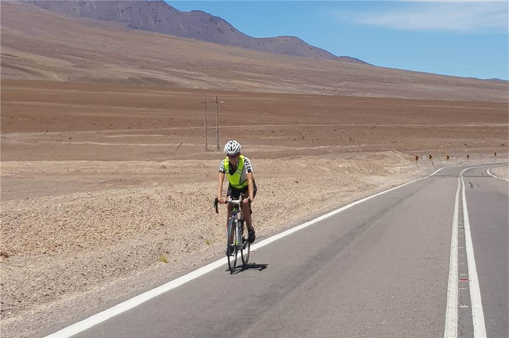 Schubert qualifiziert sich für den Ironman auf Hawaii - doch dann hat er spannendere Pläne Rudolf Schubert in der Atacama-Wüste.