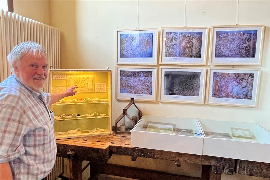 Rudolf van Wüllen vor dem neuen Ausstellungsteil.