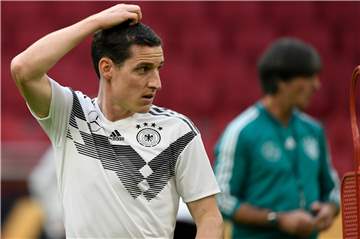 Rudy ratlos: Auch in der Nationalmannschaft blieb dem Schalker nur der Platz auf der Bank.