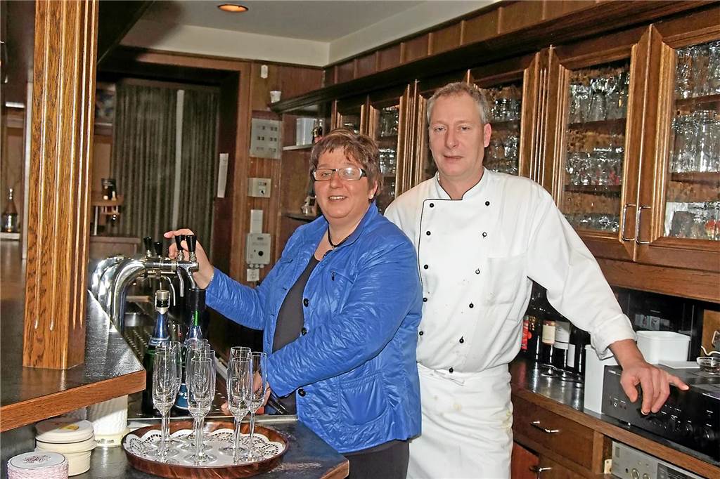 Archivbild von Angelika und Peter Rathmer im damaligen Restaurant der Stadthalle