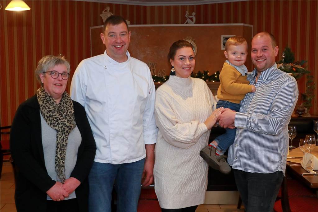 Landgasthof Gerwing-Wulf richtet sich auf Gruppen und Banketts aus Rückblick auf den Restaurant-Test unserer Redaktion bei Gerwing-Wulf – wenige Monate bevor die Pandemie alles auf den Kopf stellte und der kleine Louis eine Schwester bekam. Maria, Ludger, Christina und Hendrik Gerwing (v.l.) führen den Familienbetrieb in vierter und fünfter Generation. Seit 1871 ist das Haus in Familienbesitz.