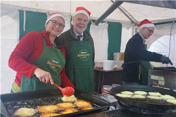 Rückblick ins Jahr 2019: Goldgelbe Reibekuchen gab es von den Horner Schützen beim Weihnachtsbasar in Herbern.