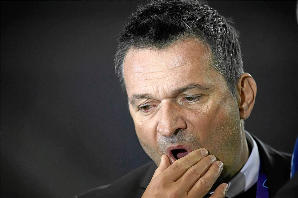 Rückendeckung: Manager Christian Heidel stellt sich vor Trainer Tedesco.