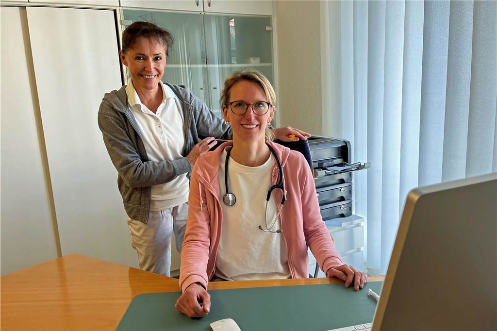 Helga Hoppe übergibt ihre Arztpraxis zum 1. April an Nachfolgerin Rückhalt: Helga Hoppe (l.) übergibt ihre Praxis offiziell zum 1. April 2024 an Jana Buschmann und wird ihr danach noch für mindestens drei Monaten zur Seite stehen.
