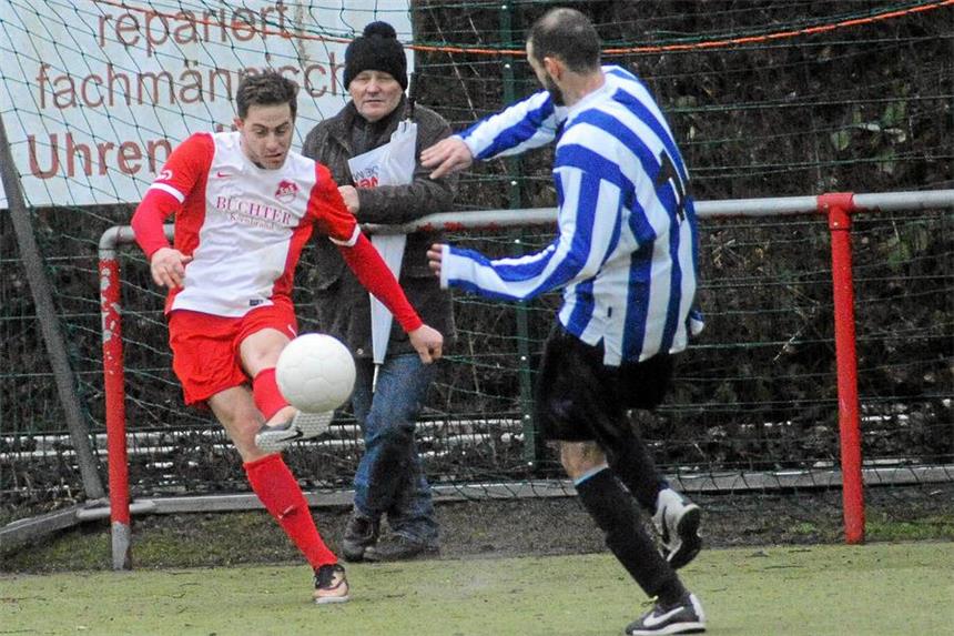 SuS Merklinde erobert die Spitze – Alle Ergebnisse Rückkehrer Allessandro Scavone (links) und sein SuS Merklinde hatten gegen die SG Eintracht/Genclik mit 2:0 die Nase am Fuchsweg vorn.