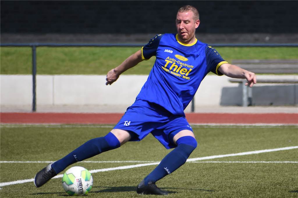 Fünf Neue gegen den Abstieg: Ein Glücksfall für den SV Herbern und seinen Trainer Rückkehrer Michael Schulte (hier am Ball) soll beim Abstiegsbedrohten SV Herbern Impulse auf und neben dem Platz geben.