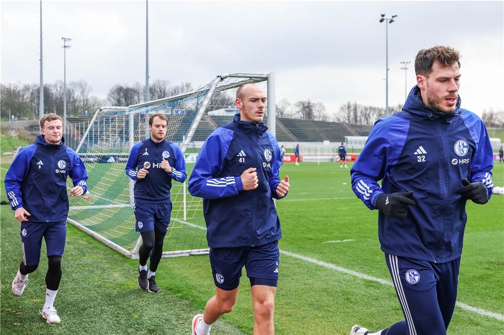 Schalker Trainings-Update: Kalas fehlt, kurzer Aufreger um Younes 18.03.2024, Fussball, Saison 2023/2024, 2. Bundesliga, Training FC Schalke 04, v. l. Derry John Murkin (FC Schalke 04), Thomas Ouwejan (FC Schalke 04), Henning Matriciani (FC Schalke 04), Marius Müller (FC Schalke 04) Foto: Tim Rehbein/RHR-FOTO