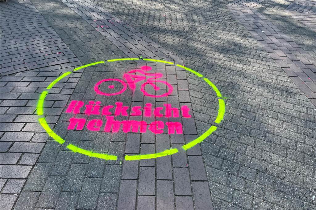 „Rücksicht nehmen“ lautet der Schriftzug auf dem Piktogramm, das sich aber an beide Verkehrsteilnehmer-Gruppen richtet: die Radler und die Schüler.