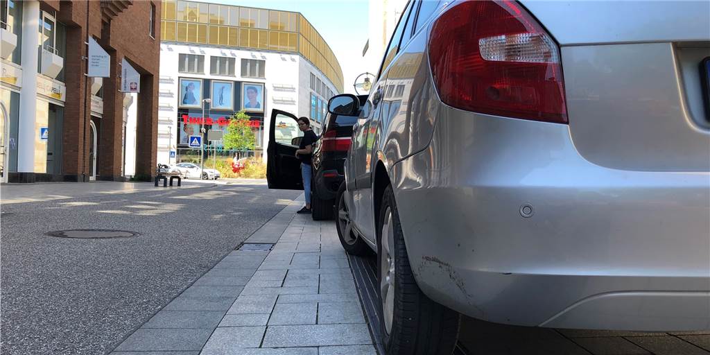 Abschlepp-Ärger an der Silberstraße: „Viele sind unbelehrbar. Das ist heute so!“ "Rücksichtslos", so schimpfen Anwohner der Silberstraße in der City von Dortmund, werde von Autofahrern alles zugeparkt. Auch auf den Rillen, die als Orientierungshilfe für Sehbehinderte dienen, würden die Fahrzeuge regelmäßig abgestellt.
