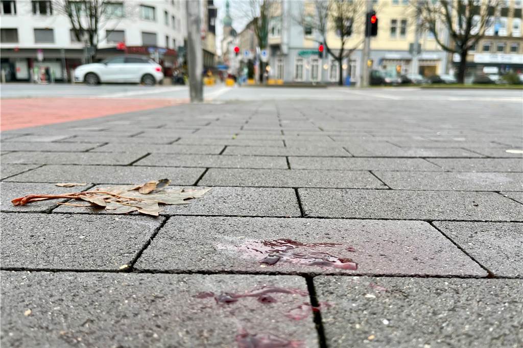 Tötungsdelikt am Wall: Anwohner Sahir (35) ist geschockt Rückstände von Blut sind am Mittwoch noch auf dem Gehweg an der Wall-Kreuzung zu sehen.