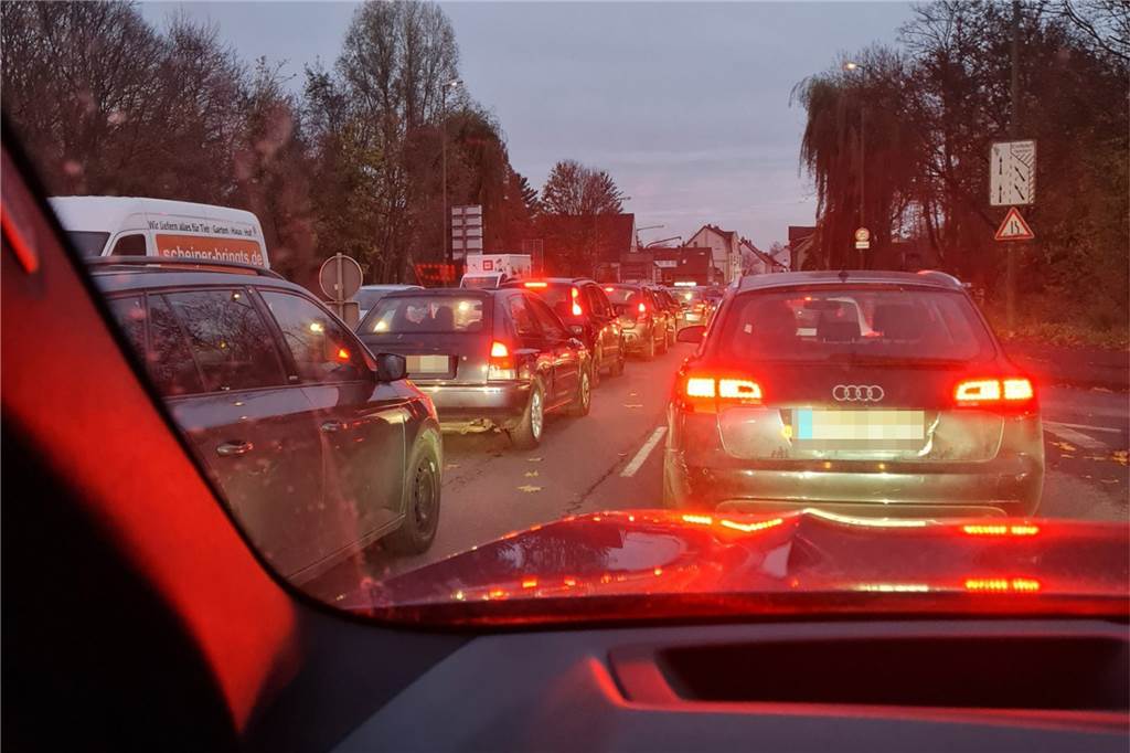 Tempo 30: Lünerin berichtet über tägliches Chaos im Berufsverkehr Rückstau im Feierabendverkehr: Petra Fehst bekommt auf der Bebelstraße in Lünen seit Einführung von Tempo 30 regelmäßig jede Menge rote Bremslichter zu sehen.