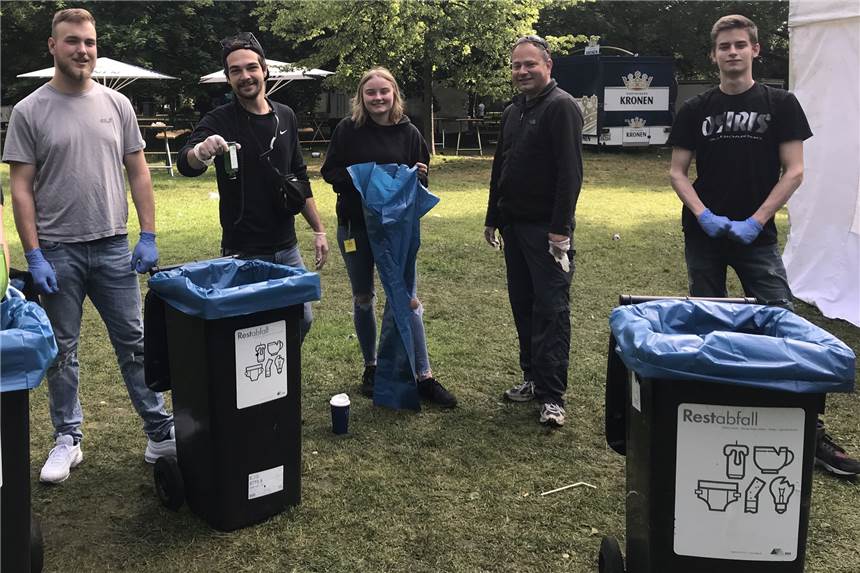 Mit dem Mülldienst beginnt der Tag beim Westpark-Fest - Appell verhallt nahezu ungehört Rückten dem Müll zuleibe: (v.l.) Lennard Tiedke, Sascha Zhuganets, Tomma Hilse, Tobias Klotz und Till Tiedke.