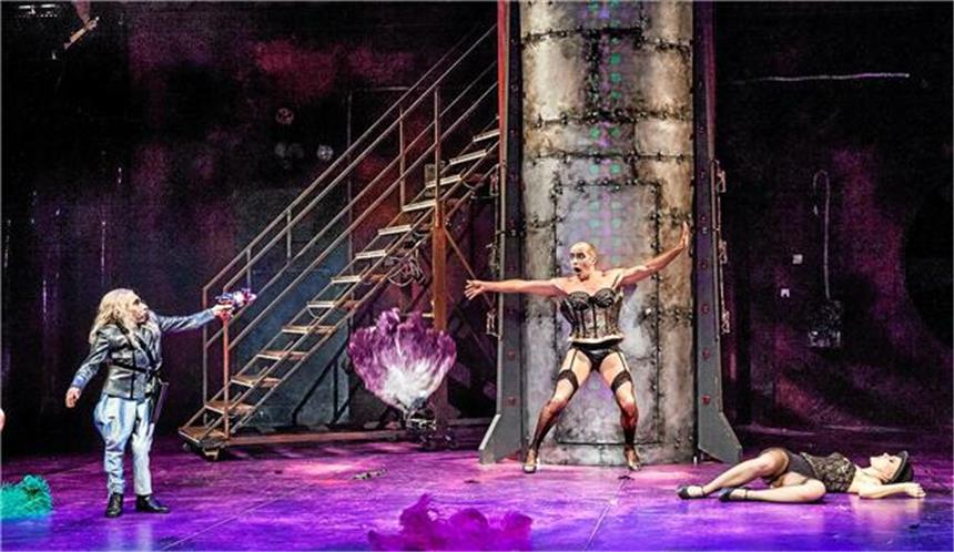 Ein geklonter Lustknabe erobert das Publikum Rüdiger Frank (l.) und Annika Firley mit Henrik Wager als wildem Frank‘n‘Furter.