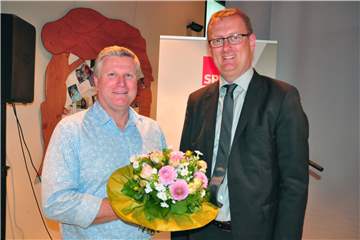 Rüdiger Weiß (l.) und SPD-Parteichef Oliver Kaczmarek nach Weiß‘ letzter Nominierung als Landratskandidat im Jahr 2016.