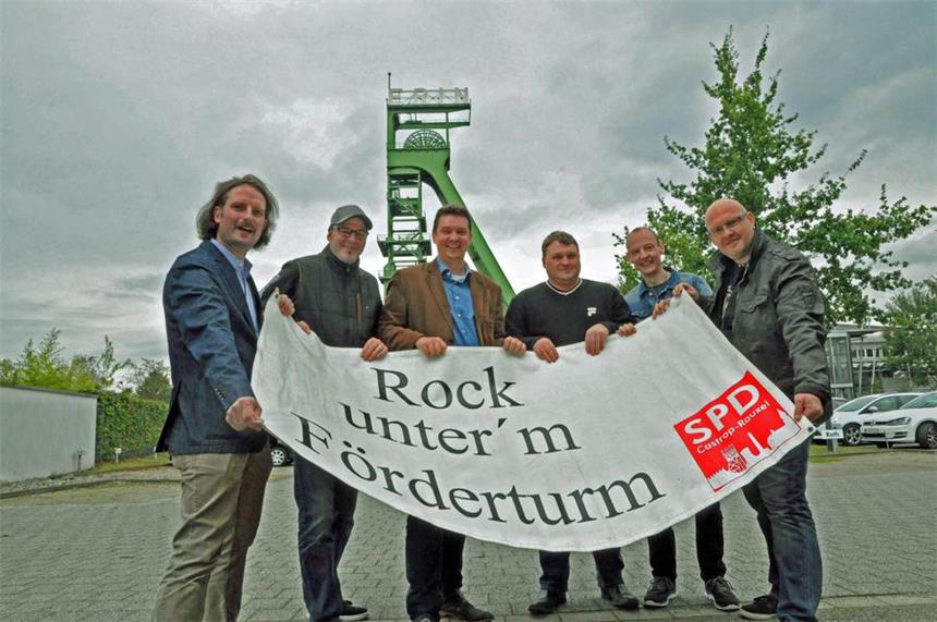 Seven Cent spielen zum Jubiläum im Erin-Park Rühren die Werbetrommel für den 15. Rock unter'm Förderturm (v.l.): Daniel Molloisch, stellvertretender SPD-Fraktionschef, Marcus Vierhaus (Seven Cent und Brauhaus Rütershoff), SPD-Parteichef Rajko Kravanja, Elmar Bök, Chef des Brauhauses Rütershoff, Christian Strieder und Carsten Krüger (beide Seven Cent).