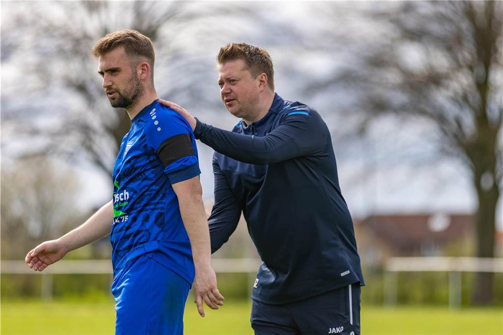 Deutlicher Heimerfolg: TuS Hemmerde lässt Rünthe keine Chance Rünthe-Coach Björn Ziegert (r.) gibt Jonas Bröcker ein paar taktische Anweisungen.