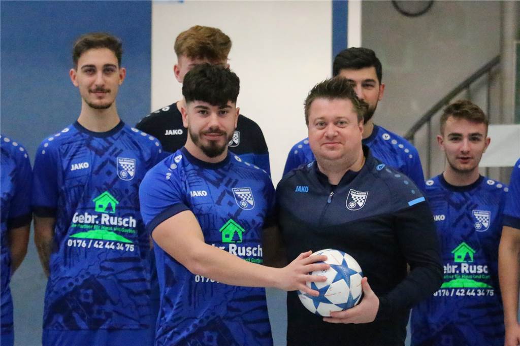 SuS Rünrhe holt Außenstürmer von BW Alstedde: „Der Junge hat einen schnellen Antritt“ Rünthes Trainer Björn Ziegert (r.) begrüßt in seinem Team ganz neu Lemuel Giglio aus der U23 von BW Alstedde.