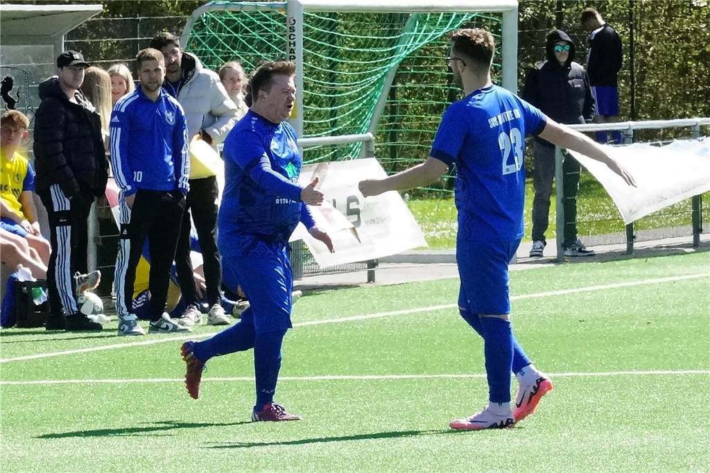 Björn Ziegert klatscht seinen Teamkollegen ab. 