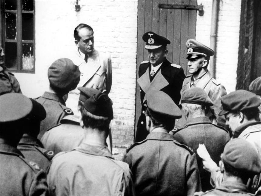 70 Jahre Kriegsende: «Sieg eines Ideals über eine Ideologie» Rüstungsminister Albert Speer, Hitlers Nachfolger Großadmiral Karl Dönitz und der Chef des deutschen Generalstabs, Generaloberst Alfred Jodl (v.l.) nach ihrer Gefangennahme durch die Briten in Flensburg. Foto: UPI