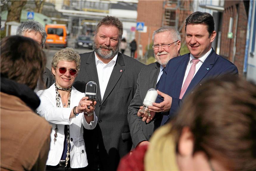 Ausbau für 60 Millionen Euro bringt 75 neue Arbeitsplätze Rütgers-Standortleiterin Elke Helck, Betriebsrats-Chef Ralf Danszczyk, der Technische Beigeordnete Heiko Dobrindt und Bürgermeister Rajko Kravanja (v.l.): Gemeinsam freuen sie sich über die Millionen-Investitionen der Rain Carbon Inc. am Standort Rütgers Rauxel.