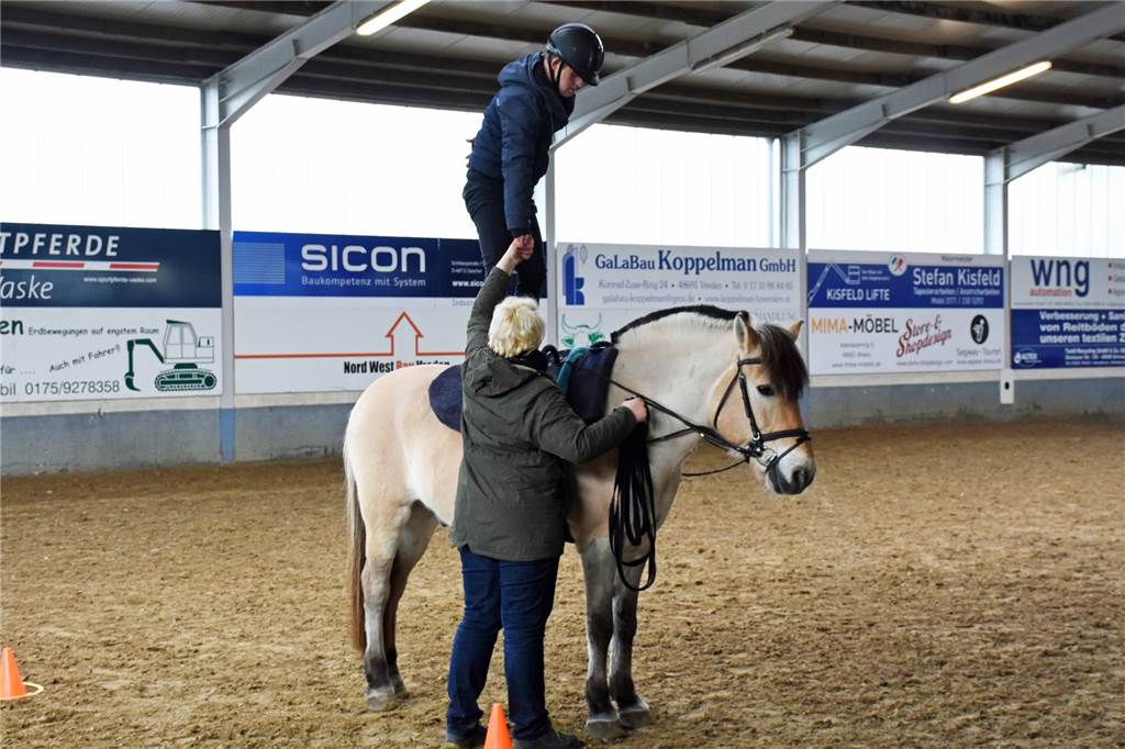 Therapiepferd Kalle lässt Sorgen vergessen – Vredener Reitverein hat dafür umgebaut „Ruhe bitte“, weist Markus die Zuschauer an, während er versucht, auf dem Pferderücken aufzustehen.